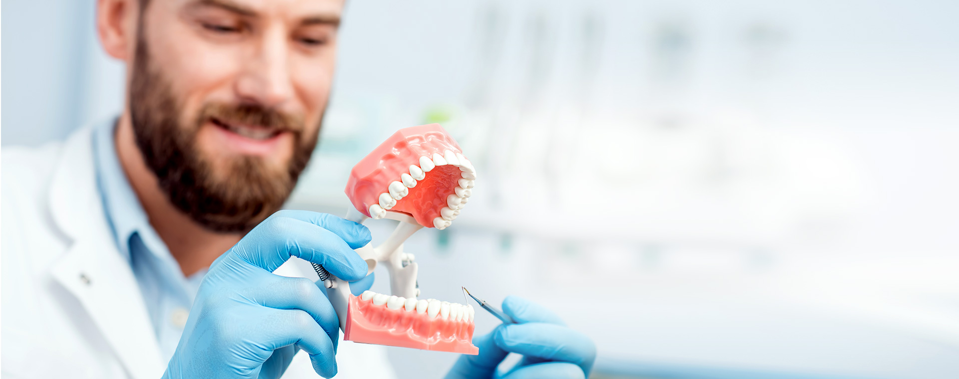 Протезирование зубов инвалидам 3 группы. Зубные протезы стоматология. Прием у стоматолога. Гигиена протезов.
